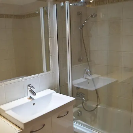 Rose Garden City Apartment